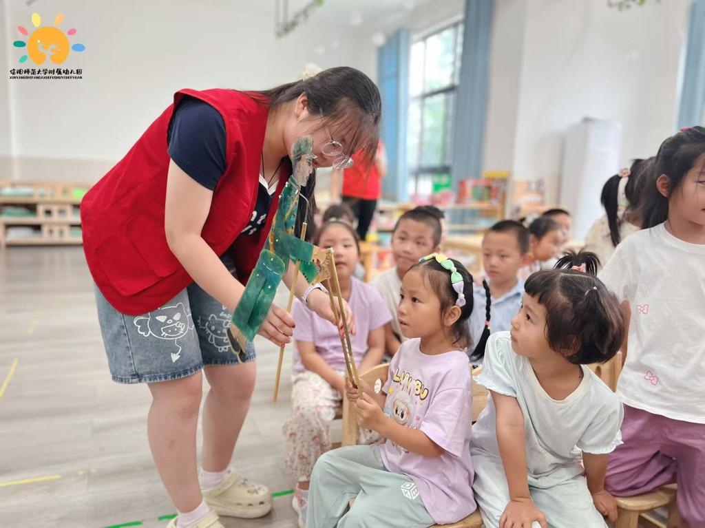 小红纸剪出福气，小皮偶舞动童年 ——信阳师范大学文学院携手附属幼儿园开展非遗文化学习活动